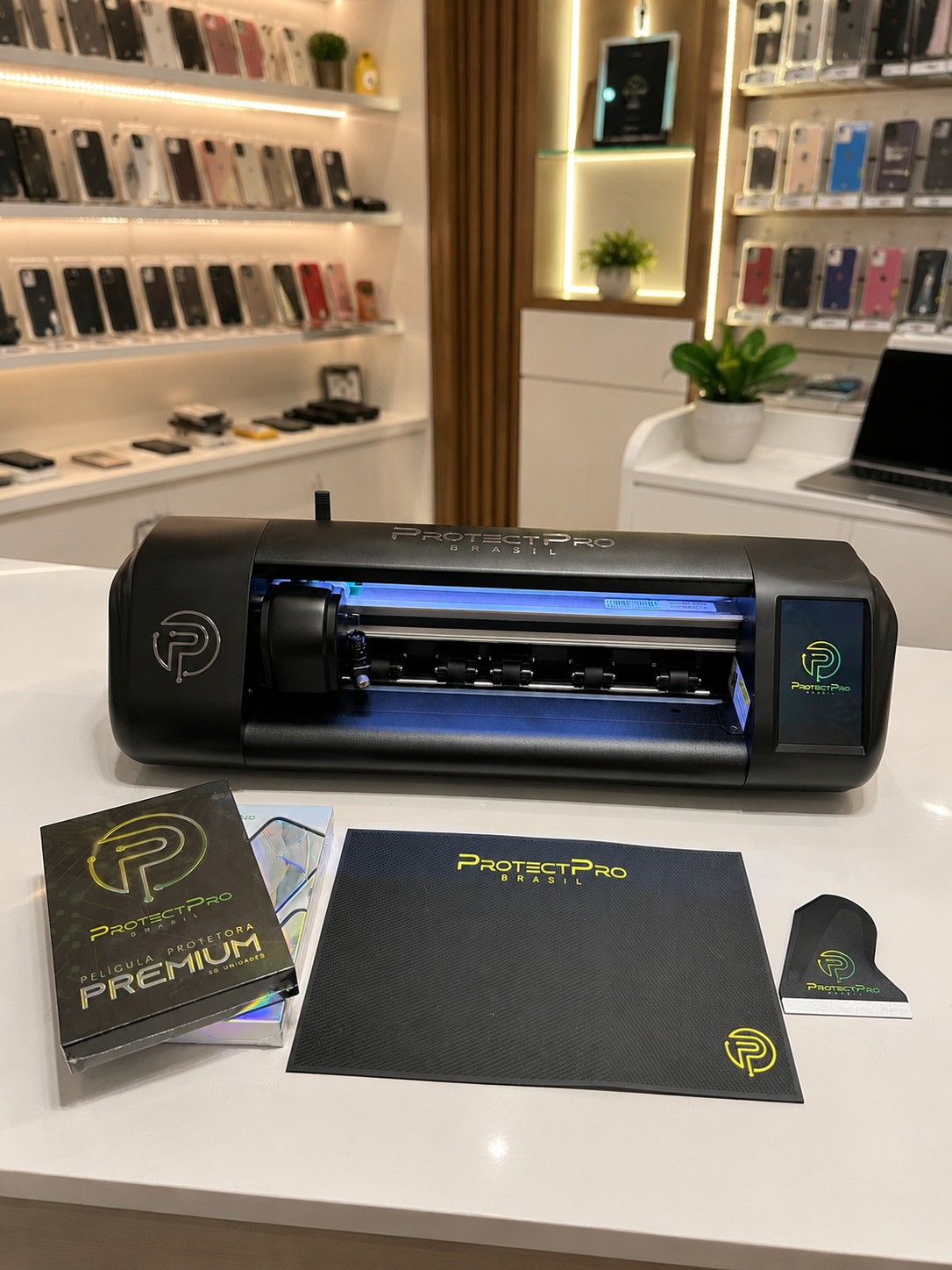 Máquina ProtectPro com insumos em uma loja de celulares